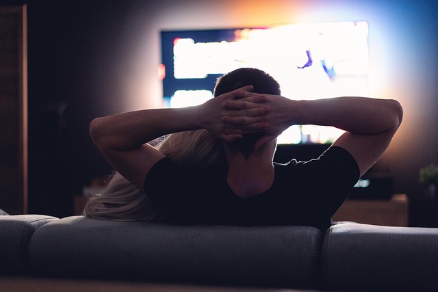 Par som tittar på IPTV hemma